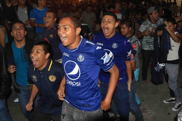 La afición de Motagua se luce al llenar el estadio Nacional