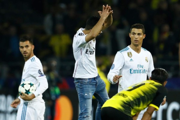 NO VISTE EN TV: La sorpresa de espontáneo a Cristiano y jugador del Dortmund que lo abrazó&nbsp;&nbsp;