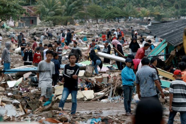 Llanto, muertes y desaparecidos: las desgarradoras fotos del tsunami que arrasó en Indonesia