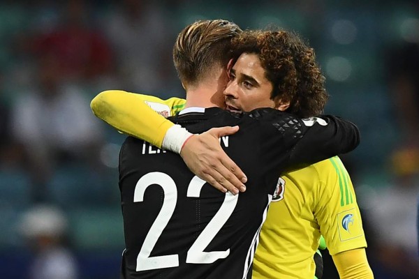 NO SE VIO POR TV: ¿Qué hacía Löw y qué le dijo Marco Fabián? El abrazo de 'Memo' Ochoa