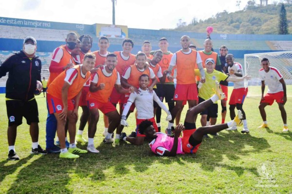 Fichajes: Olimpia confirma alta, Motagua cerca de cerrar otro fichaje y el 'Chino' López es noticia