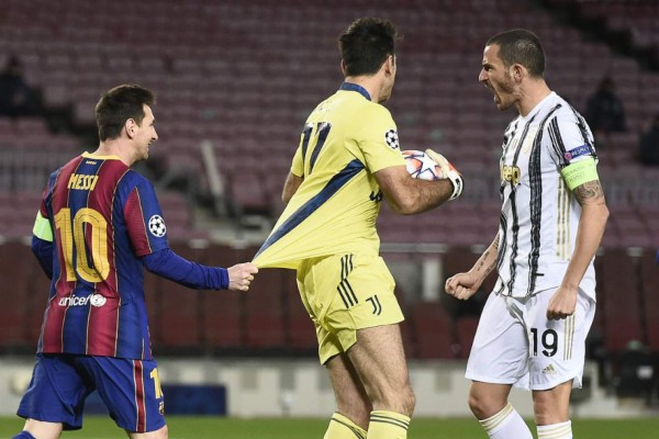 Risas y abrazo entre ambos: Messi no apareció y Cristiano Ronaldo brilló en el Camp Nou
