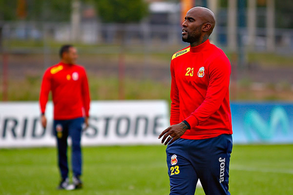 El panameño Felipe Baloy estará un mes de baja por lesión
