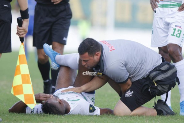 El beso de Moreira, hermosa novia de jugador del Platense y 'Firulais' fue protagonista