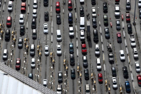 El mundo al revés: Mexicanos bloquean frontera para que no entren estadounidenses