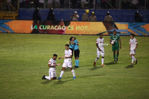Dos jugadores de otros equipos llegaron a apoyar a Olimpia y el abrazo de Trogio y Vargas