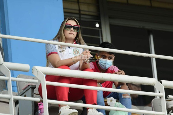 El Olímpico convertido en una pasarela: Las despampanantes y sexys mujeres en el clásico Marathón-Olimpia
