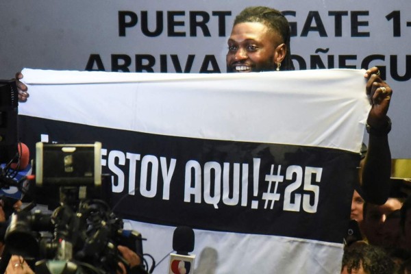 Adebayor llega a Paraguay para ser presentado por Olimpia y desborda locura