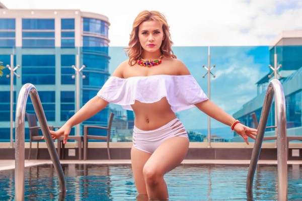 Las espectaculares fotos en bikini de la guapa periodista Issis Argueta