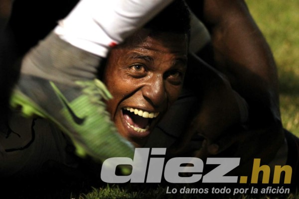 NO VISTE EN TV: El festejo del Olimpia y la bengala en el césped&nbsp;&nbsp;