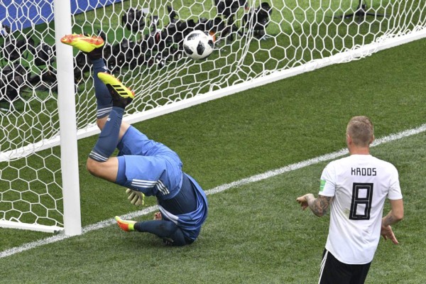 NO VISTE EN TV: El festejo de México, las caras tristes de Alemania y un crack en el estadio