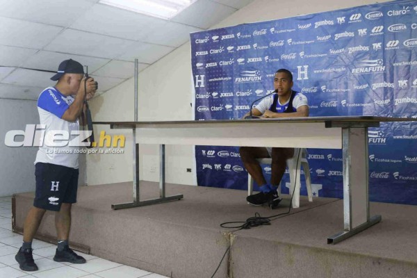 FOTOS: La caída de Rigo Rivas en conferencia de prensa con la Selección de Honduras