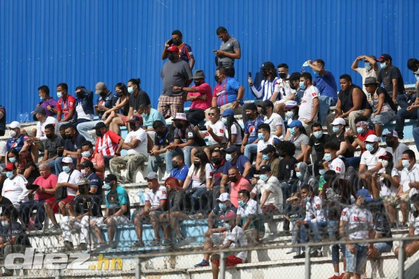 Las hermosas mujeres y el ambiente del clásico Motagua-Olimpia en el estadio Nacional