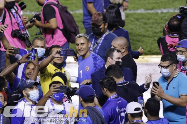 El gran gesto de Keylor Navas, locura total por tomarse fotos y su plática con 'Rambo' de León