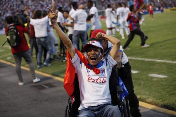 Las fotos más curiosas que se vieron en el estadio Nacional en la gran final