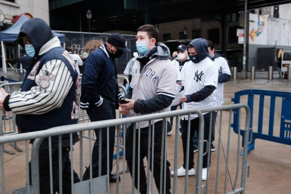 Besos, fiesta y tremendo espectáculo en el regreso de los aficionados al Yankee Stadium de Nueva York