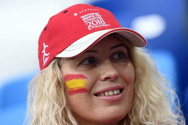 NO VISTE EN TV: Festejo de España, chicas lindas y jugador regaló sus botines