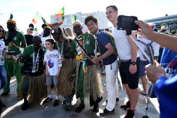 Dos culturas diferentes, una sola pasión: Hinchas de Senegal y Japón engalanaron el partido