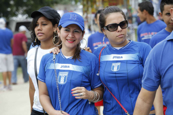 ¡La afición hondureña llenó el estadio Olímpico! .