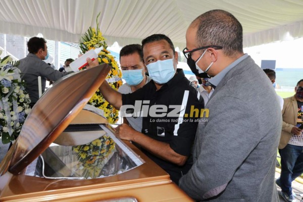 ¡Uno dio un beso con la mano al ataúd! Las famosos que llegaron a dar el último adiós a Chelato Uclés