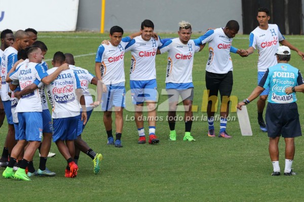 Caras largas, lesionados, nutrida presencia de prensa y una nueva dupla en Honduras