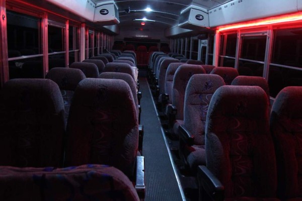 Las apariencias engañan: Los lujos del autobús que traslada al Real de Minas