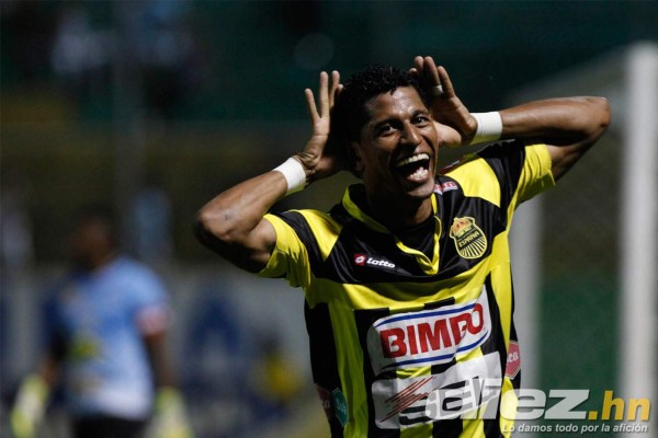 27 celebraciones inolvidables de Carlo Costly en su carrera