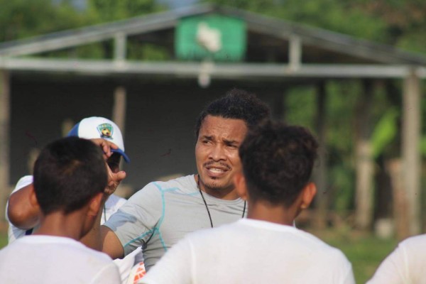 Rambo' de León se roba 'el show' en La Masica: entrenó a niños y dio palabras motivacionales