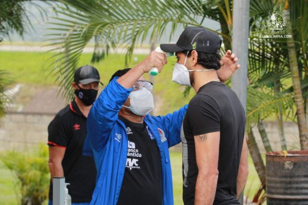 Con nuevo 'look' de Deiby Flores y estrictas medidas de bioseguridad: Las imágenes curiosas del inicio de pretemporada de Olimpia