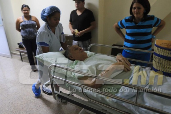 FOTOS: Así sacaron a Chelato Uclés de cuidados intensivos