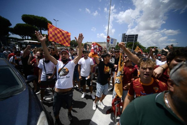¿Llegó el nuevo Papa? El brutal recibimiento a José Mourinho en Roma; su gesto con la afición