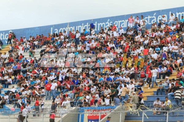 LO QUE NO VISTE EN TV: Relajos en las afueras del Nacional y el baile de Álvarez