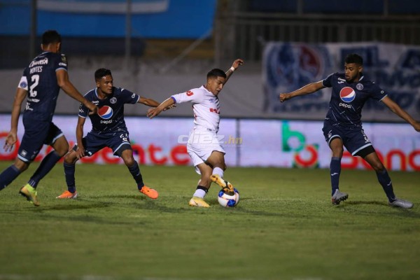 No lo viste en TV: El bonito saludo de Troglio y Diego y los 'cariñitos' en la Ultra Fiel en un bravo clásico