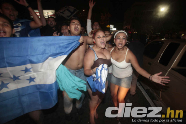 Hondureños celebrando clasificación al Mundial