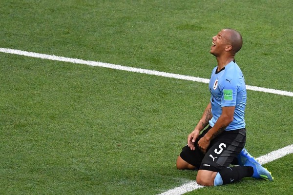 NO VISTE EN TV: Afición de Arabia Saudita da el ejemplo y grandes gestos de Suárez y Cavani