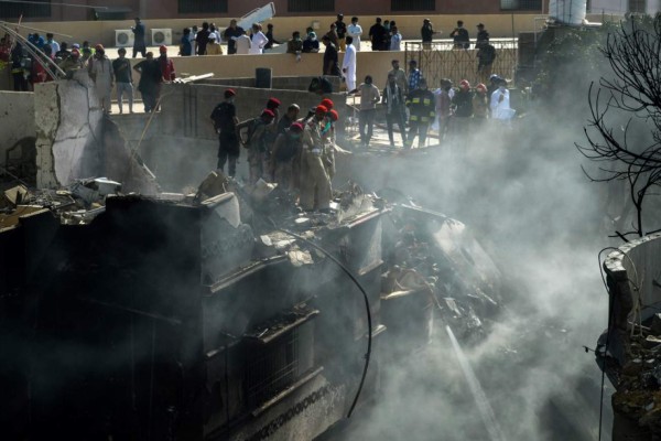 Nueva tragedia: Las terribles imágenes del accidente aéreo que dejó al menos 80 muertos