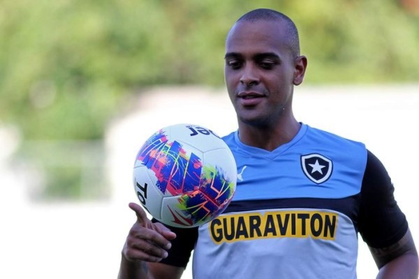 RUMORES Y FICHAJES: Ángel Tejeda cerca del fútbol tico y Saprissa reemplaza a Bengtson con un brasileño