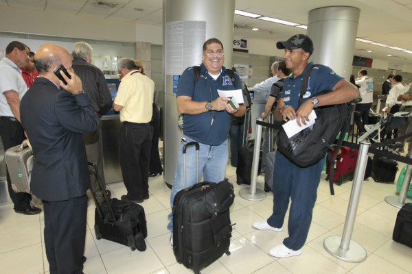 Selección de Honduras viaja a Houston a partido amistoso ante Perú.