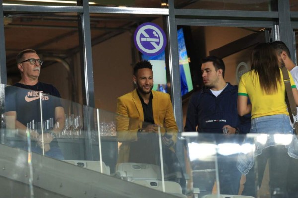 ¡Qué ambiente! Queman la camisa de Messi y novia de jugador argentino deslumbra en el Mineirao