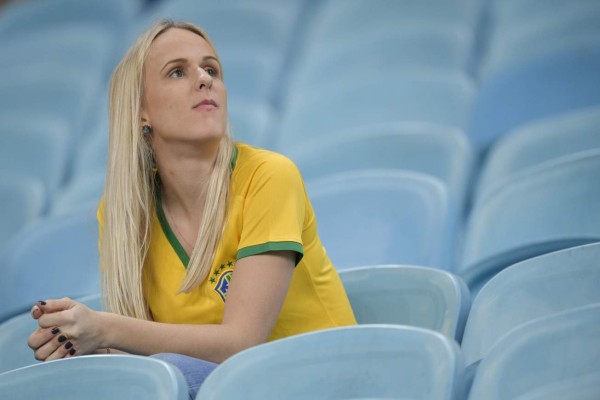 NO SE VIO EN TV: El sufrimiento de Neymar en el estadio, la misteriosa brasileña y el problema del árbitro