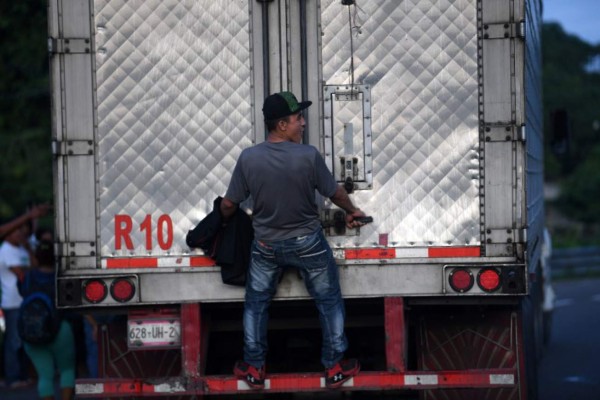 FOTOS: Desmayadas, frío y mucho sufrimiento en caravana de migrantes