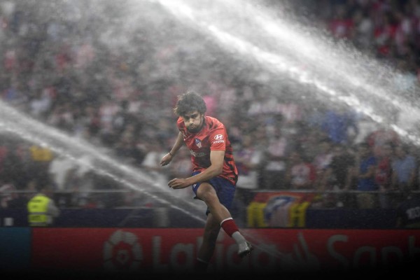 FOTOS: El homenaje y el consentido de Fabián Coito en el derbi Atlético - Real Madrid
