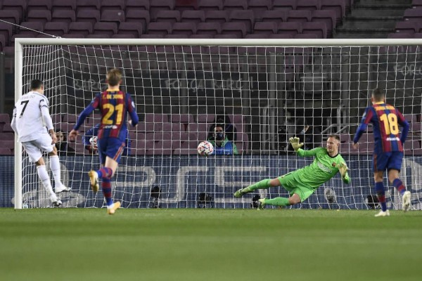Risas y abrazo entre ambos: Messi no apareció y Cristiano Ronaldo brilló en el Camp Nou