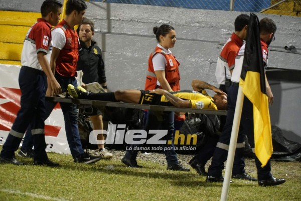 NO SE VIO EN TV: La cábala de Javier Padilla y los besos desde el banquillo