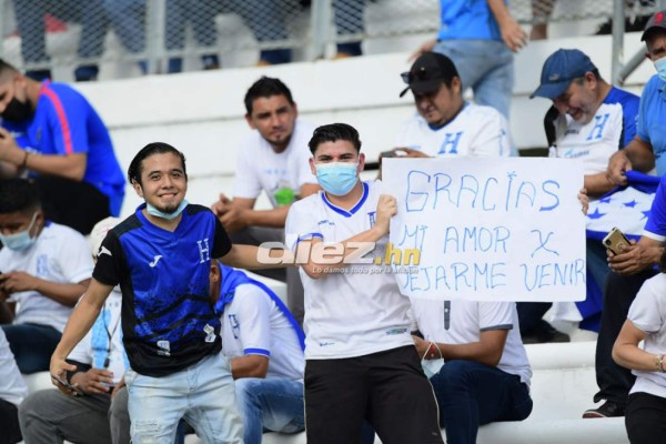 ¡Pancartas, Batman y un astronauta! El ambientazo en el Olímpico para el Honduras vs. Costa Rica