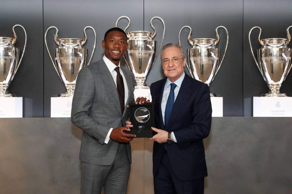 Así fue la presentación de Alaba con el Real Madrid: sorpresa con su dorsal y los regalitos que recibió
