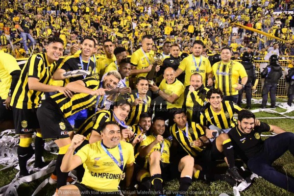 ¡Besos y gritos! La eufórica celebración de Real España, campeón de la Copa Premier