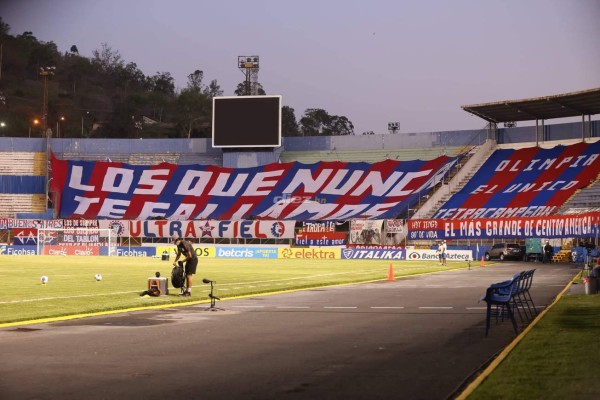No lo viste en TV: El bonito saludo de Troglio y Diego y los 'cariñitos' en la Ultra Fiel en un bravo clásico