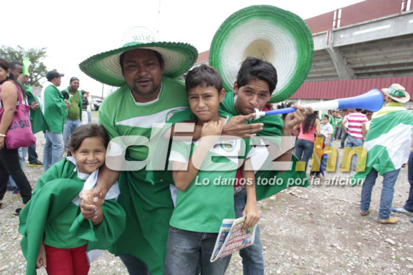 Aficionados del Parrillas One y Juticalpa ponen el ambiente en el estadio Carlos Miranda de Comayagua.