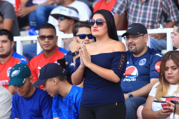¡Mucha belleza! El Nacional se llenó de lindas chicas en la final de Olimpia ante Motagua